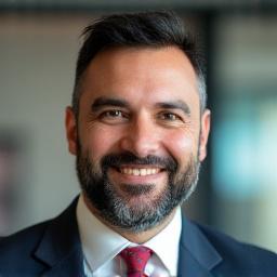 Retrato profesional de Andrés Gómez, pensativo y con un aire innovador.